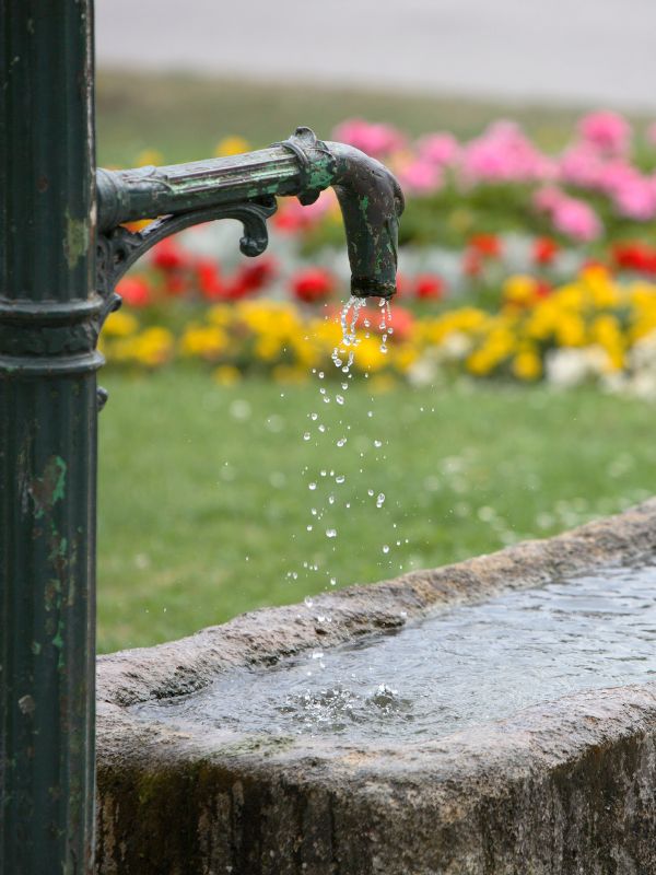 Historischer Brunnen mit fließendem Wasser in Donnerskirchen